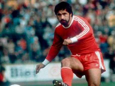 Robbie Fowler là cựu cầu thủ của Liverpool. Trong cuộc đối đầu giữa Liverpool và Arsenal, Fowler chỉ mất vỏn vẹn có 4 phút 33 giây để lập hat-trick cho Liverpool. Qua đó, giúp Liverpool giành chiến thắng chung cuộc 3-0.