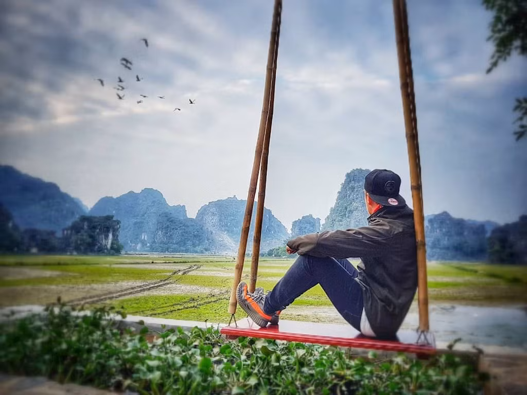 Để tới được Hang Mua, từ Thành phố Ninh Bình, bạn chạy theo đường Tràng An, cách khu du lịch Tràng An khoảng 2km, bạn nhìn phía bên tay trái sẽ có bảng chỉ dẫn vào khu du lịch Hang Múa.