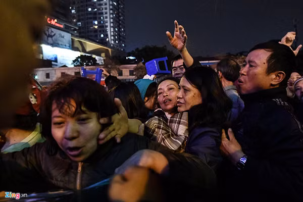 Còn tại tổ đình Phúc Khánh - Hà Nội, nhiều người dân đã tranh nhau về điểm phát lộc tạo nên tình trạng hỗn loạn. Ảnh: Zing.vn