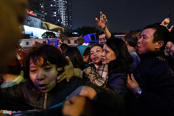 Còn tại tổ đình Phúc Khánh - Hà Nội, nhiều người dân đã tranh nhau về điểm phát lộc tạo nên tình trạng hỗn loạn. Ảnh: Zing.vn