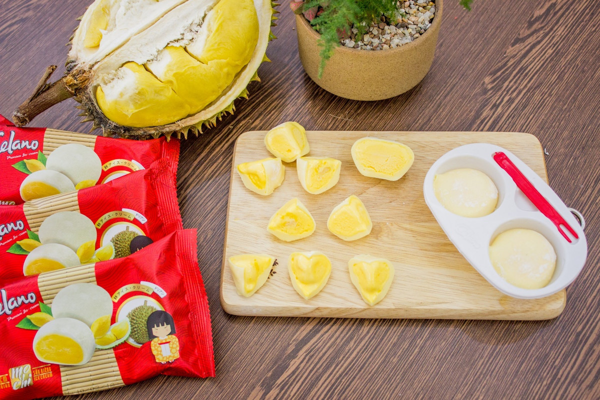 Nickname Hoàng Anh chia sẻ: "'Chồng bạn về ở chung với má mình được đó. Má mình thích ăn sầu riêng, ba mình thì không ngửi được mùi. Hễ ba mẹ mà thuận hòa là mẹ mình sẽ lén ăn khi ba mình không có nhà. Còn mà cãi nhau là bê nguyên quả ăn ngay trên bàn uống nước trà của ba mình luôn''.