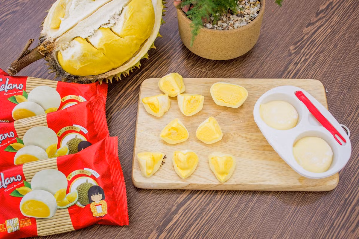 Nickname Hoàng Anh chia sẻ: "'Chồng bạn về ở chung với má mình được đó. Má mình thích ăn sầu riêng, ba mình thì không ngửi được mùi. Hễ ba mẹ mà thuận hòa là mẹ mình sẽ lén ăn khi ba mình không có nhà. Còn mà cãi nhau là bê nguyên quả ăn ngay trên bàn uống nước trà của ba mình luôn''.