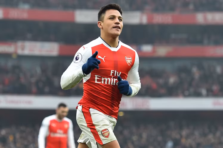Không có chuyện Sanchez tới PSG: Họp báo sau trận thua Chelsea 0-3, HLV Arsene Wenger đã cười ngặt khi được các nhà báo hỏi về việc Alexis Sanchez sẽ gia nhập PSG. Ông khẳng định đây chỉ là sự tưởng tượng của truyền thông. Ảnh: Mirror