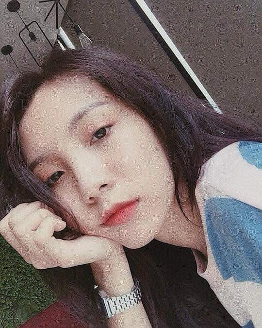 Bạn gái cầu thủ Danh Trung chuộng lối trang điểm và phong cách ăn mặc nhẹ nhàng, dễ thương. Trong nhiều bức ảnh, cô nàng được khen xinh đẹp như các hot girl đến từ Nhật Bản, Hàn Quốc.