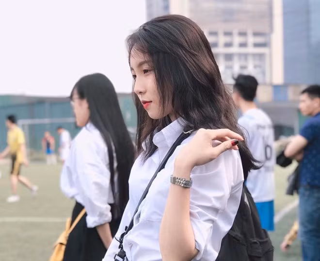 Bạn gái của tiền đạo Danh Trung sở hữu gương mặt xinh đẹp với đôi mắt to tròn, sống mũi cao và khuôn miệng nhỏ nhắn.