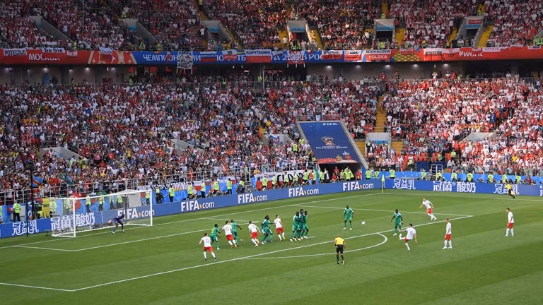 Ở những phút cuối trận mở màn World Cup, Ba Lan dồn lên nhằm tránh trận thua muối mặt trước "sư tử" Senegal, họ tạo ra rất nhiều cơ hội tuy nhiên bàn thắng thì vẫn quay lưng với "đại bằng trắng".