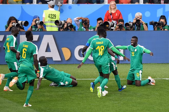 Có được bàn thắng vươn lên dẫn trước, Senegal nhập cuộc ở hiệp hai khá hứng khởi và chẳng phải chờ lâu họ cũng đã có thành quả của mình bằng bàn thắng thứ hai vào lưới Ba Lan và tạo nên sự bất ngờ cho phần lớn NHM.