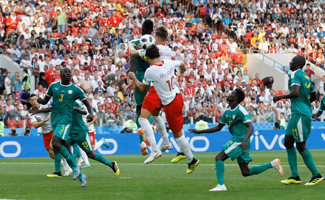 Thủ môn Szczęsny và các hậu vệ không hiểu ý sau một pha chuyền về bất cẩn từ trung lộ, Niang nhanh như một cơn gió cướp bóng dứt điểm vào lưới trống nhân đôi cách biệt.