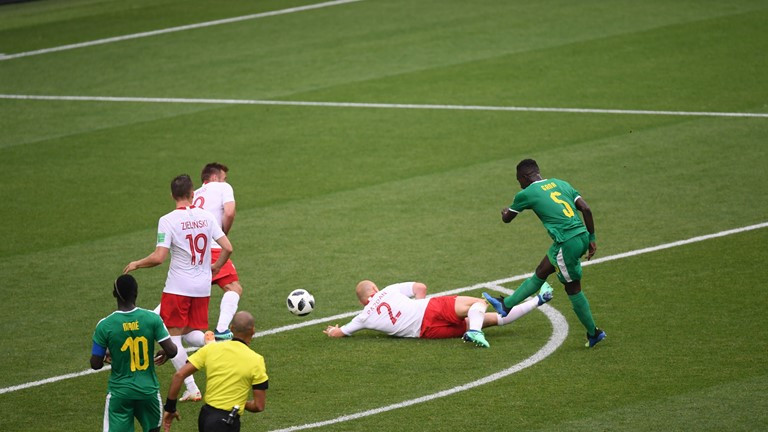 Việc dâng quá cao kiếm bàn thắng, Ba Lan để lộ khoảng trống nơi hàng phòng ngự và họ không ít lần dính vào phải những pha phản công thần tốc của Senegal và vị trí nhận bóng nhiều nhất đó là Sadio Mane.