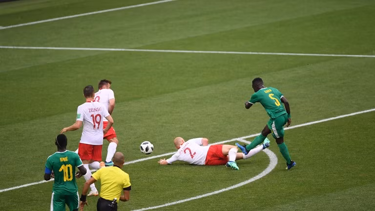 Việc dâng quá cao kiếm bàn thắng, Ba Lan để lộ khoảng trống nơi hàng phòng ngự và họ không ít lần dính vào phải những pha phản công thần tốc của Senegal và vị trí nhận bóng nhiều nhất đó là Sadio Mane.