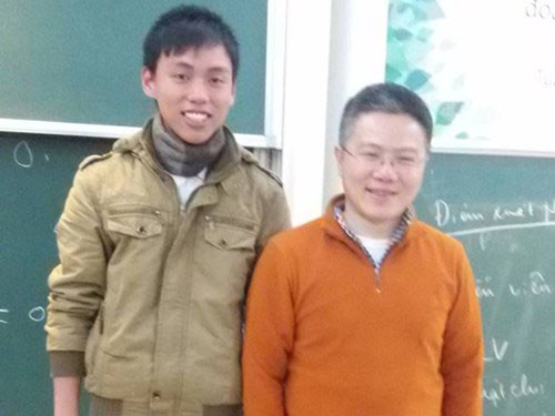 Hai huy chương vàng thuộc về Vũ Xuân Trung (lớp 11, THPT chuyên Thái Bình, tỉnh Thái Bình) và Nguyễn Thế Hoàn (lớp 12, THPT chuyên Khoa học Tự nhiên Hà Nội). Vũ Xuân Trung đạt điểm số cao nhất toàn đội với 34 điểm. Trong khi đó, đây là chiếc huy chương vàng thứ hai mà Nguyễn Thế Hoàn giành được. Trong ảnh, Nguyễn Thế Hoàn trong một lần gặp GS Ngô Bảo Châu.