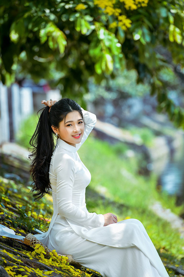 Không cầu kì trong trang phục, chỉ với một tà áo dài trắng đơn giản nhưng thuần khiết, Kim Khánh đã khiến không ít người xem phải thổn thức vì mình.