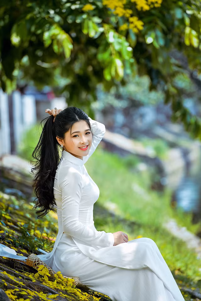 Không cầu kì trong trang phục, chỉ với một tà áo dài trắng đơn giản nhưng thuần khiết, Kim Khánh đã khiến không ít người xem phải thổn thức vì mình.