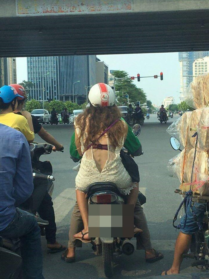 Trước đó, khá nhiều lần những bức ảnh các cô gái mặc những chiếc áo, váy phản cảm ra đường được dân mạng ghi lại và không ít gạch đá đã được cộng đồng mạng gửi đi tới chủ nhân.