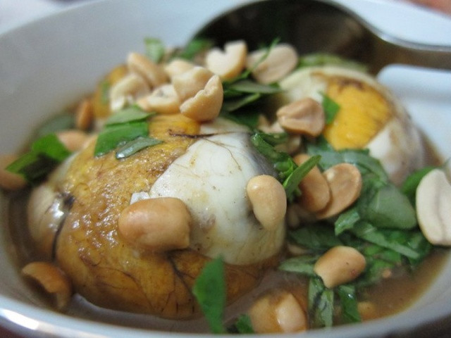 Trứng vịt lộn là món ăn bình dân bổ dưỡng phổ biến của người Việt Nam. Sau khi vịt đẻ trứng, cho ấp 19 đến 21 ngày rồi đem luộc sôi khoảng năm phút, đập vỏ, ăn phần bên trong ngay lúc còn nóng với một số gia vị như rau răm, gừng tươi thái chỉ, muối tiêu vắt chanh hay tắc (quất) và dầm ớt.