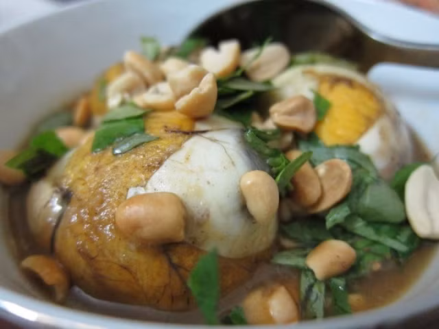 Trứng vịt lộn là món ăn bình dân bổ dưỡng phổ biến của người Việt Nam. Sau khi vịt đẻ trứng, cho ấp 19 đến 21 ngày rồi đem luộc sôi khoảng năm phút, đập vỏ, ăn phần bên trong ngay lúc còn nóng với một số gia vị như rau răm, gừng tươi thái chỉ, muối tiêu vắt chanh hay tắc (quất) và dầm ớt.