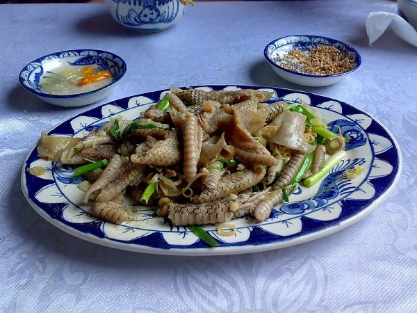 Việt Nam là một nước nhiệt đới nên các loại bò sát nói chung và các loài rắn nói riêng rất đa dạng về chủng loại. Nhưng thông thường, người ta chỉ hay ăn rắn hổ mang, rắn cạp nong, cạp nia hay rắn ráo.