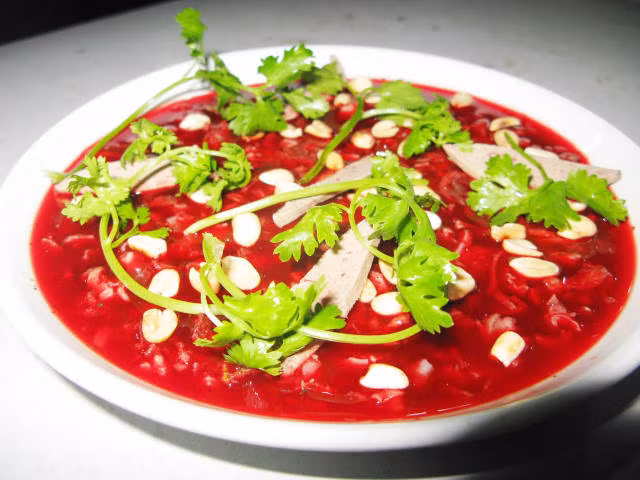 Tiết canh được chế biến từ nguyên liệu chính là tiết động vật tươi được pha với chút nước mắm hoặc nước muối nhạt hãm cho khỏi đông trước khi trộn với những phần thịt, sụn động vật băm nhỏ để làm đông tiết.