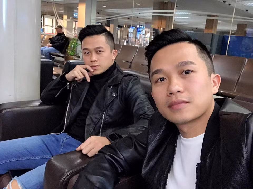 Chia sẻ về cách phân biệt giữa mình và người "anh, em" song sinh, Hữu Tấn nói rằng cách duy nhất để xác định đó là anh có một chiếc nốt ruồi ở dưới cằm còn Hữu Phát thì không.