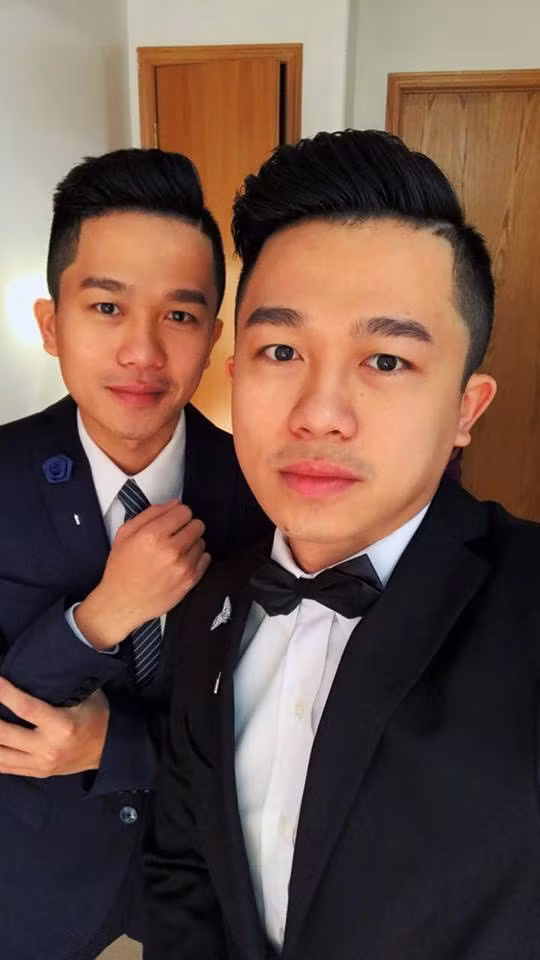 Dương Hữu Tấn và Dương Hữu Phát, là cặp anh em song sinh giống nhau như hai giọt nước và cũng chính hai anh chàng này đã khiến dân mạng phải đau đầu để phân biệt.