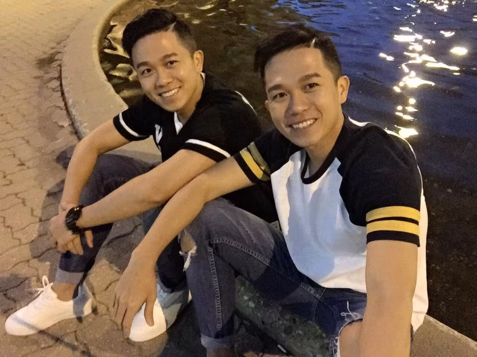 Sở hữu gương mặt, thân hình cho đến các đặc điểm trên cơ thể cực kì giống nhau, khiến nhiều người cảm thấy bối rối khi phải đối diện với Hữu Tấn, Hữu Phát và rất khó có thể nhận ra được giữa hai người.