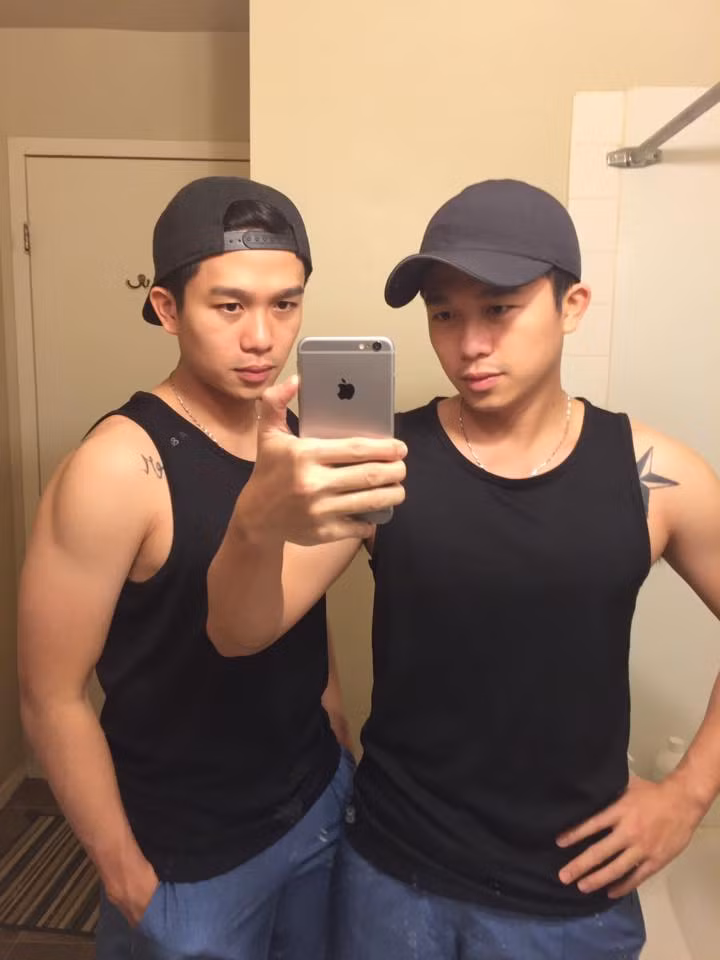 Sự giống nhau như hai giọt nước của Hữu Tấn và Hữu Phát khiến nhiều dân mạng đau đầu để phân biệt cặp anh em song sinh này. Ảnh sử dụng trong bài: Facebook nhân vật.