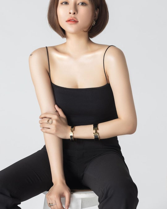 Trong bức ảnh của mình, hot girl Thanh Hóa diện áo hai dây màu đen, quần cùng màu. Nhìn qua trong tưởng đơn giản nhưng chính điều này lại tôn lên vẻ đẹp thần thái của Trâm Anh.