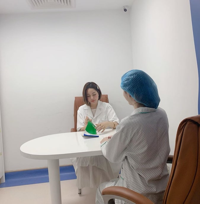 Trâm Anh nhẹ nhàng trong lúc làm việc với bệnh nhân.