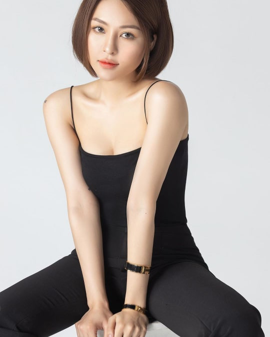 Mới đây trên trang cá nhân Instagram, hot girl Trâm Anh cho đăng tải những bức ảnh được chụp trong studio. Thay vì ăn mặc gọi cảm, để khoe đường cong tròn trịa như mọi khi thì cô nàng lại diện bộ đồ khỏe khoắn.