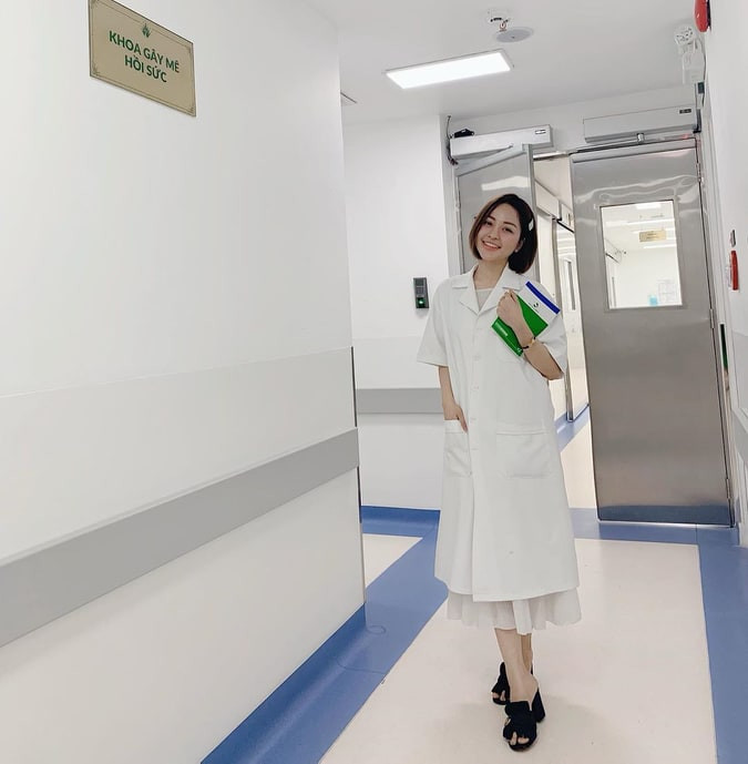 Hình ảnh Trâm Anh diện áo blouse trắng từng được CĐM khen là dịu dàng sau sự cố lộ clip nóng với bạn trai cũ.