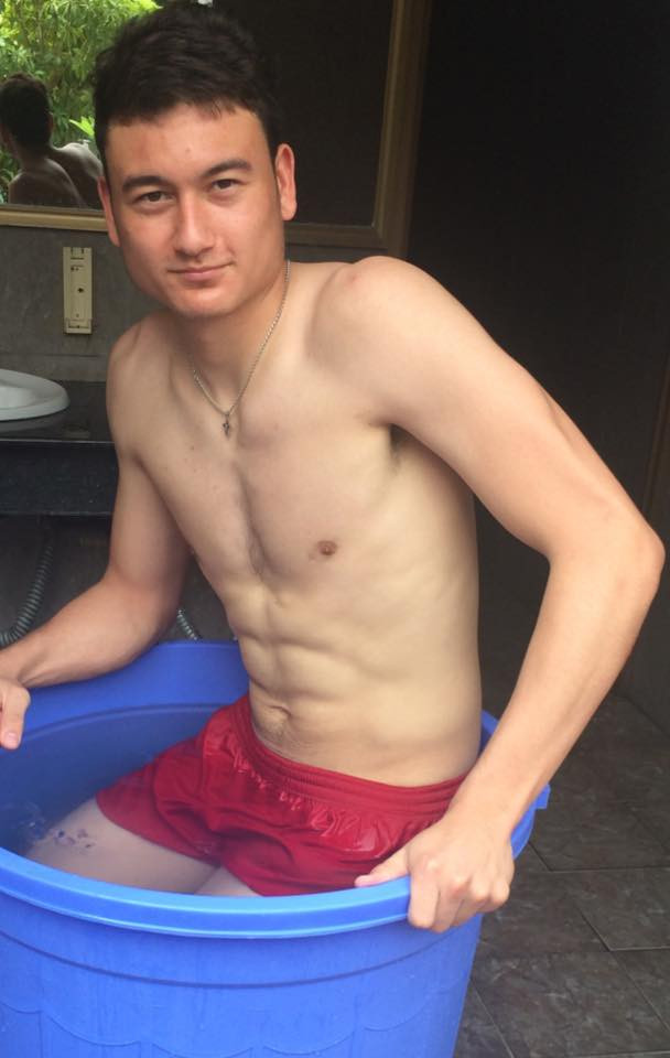 Thủ thành mang hai dòng máu Việt - Nga trở thành thần tượng mới khi không chỉ bắt bóng giỏi mà còn sở hữu ngoại hình cao to, đẹp trai, bụng 6 múi, nước da trắng trẻo.