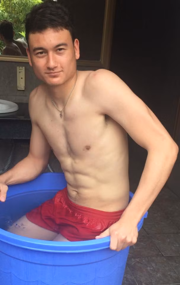 Thủ thành mang hai dòng máu Việt - Nga trở thành thần tượng mới khi không chỉ bắt bóng giỏi mà còn sở hữu ngoại hình cao to, đẹp trai, bụng 6 múi, nước da trắng trẻo.