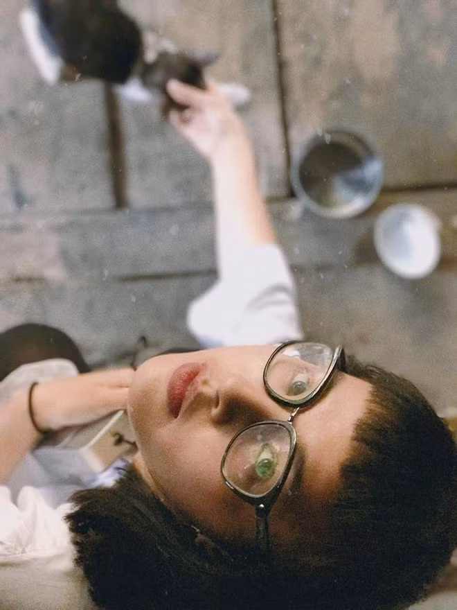 Theo nhiều người nhận xét, Quỳnh Nga xuất hiện trong dáng vẻ lộng lẫy, sắc sảo như nữ hoàng trên sân khấu. Còn ở ngoài đời, cô bạn lại theo đuổi phong cách trẻ trung, hiện đại và không kém phần cá tính.