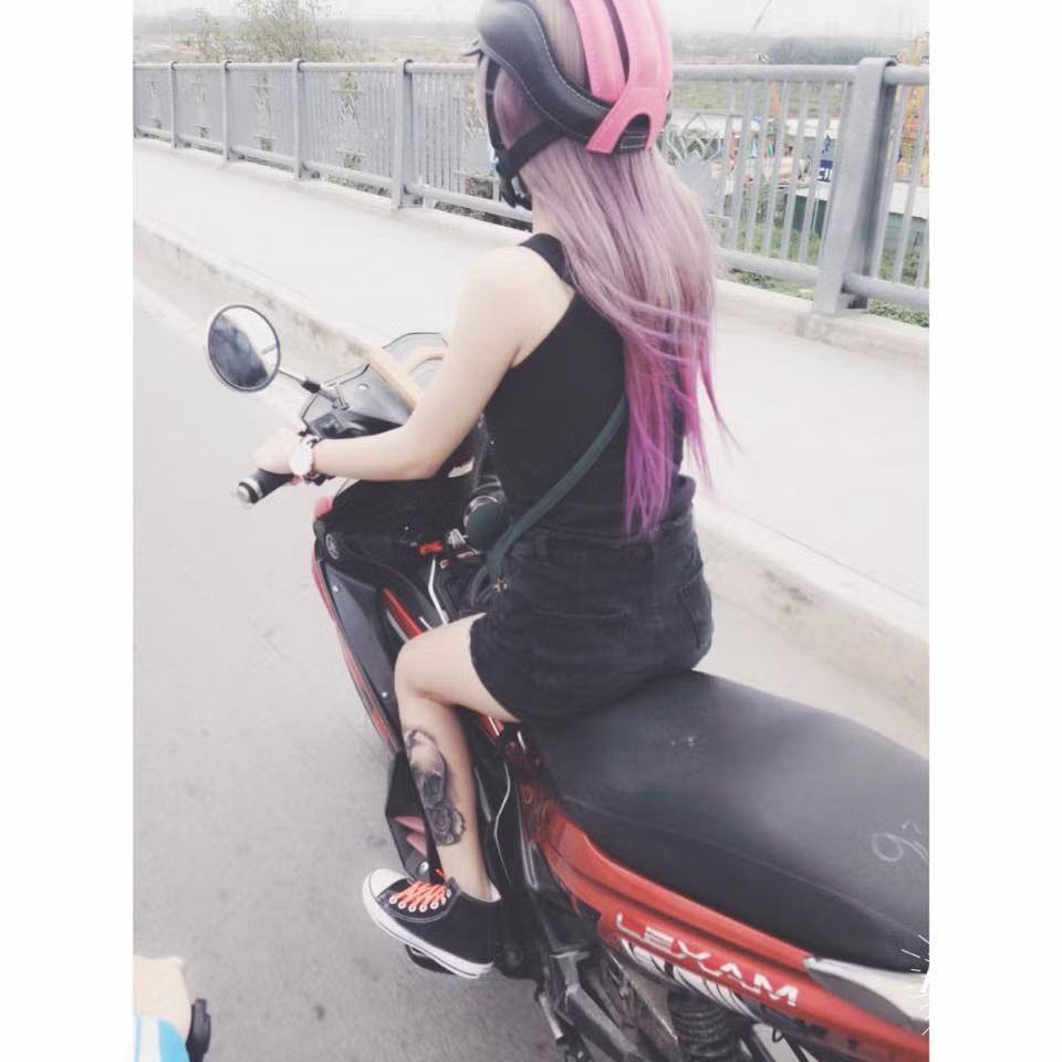 Thời gian gần đây, cô nữ sinh nghịch ngợm này được nhiều người chú ý tới khi liên tục lên mạng "khoe" rằng trong một tháng cô đã liên tục xăm bốn hình xăm và thay đổi màu tóc.