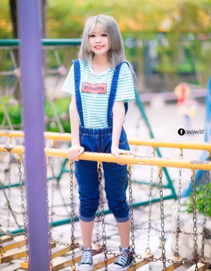 Su tên thật là Nguyễn Thanh Hồng sinh năm 1999 hiện đang sinh sống và làm công việc kinh doanh tại TP HCM. Bên cạnh đó, cô gái này còn được nhiều người biết tới bởi cô là một Facebooker khá nổi với trang cá nhân của cô thu hút gần 60 ngàn người theo dõi.