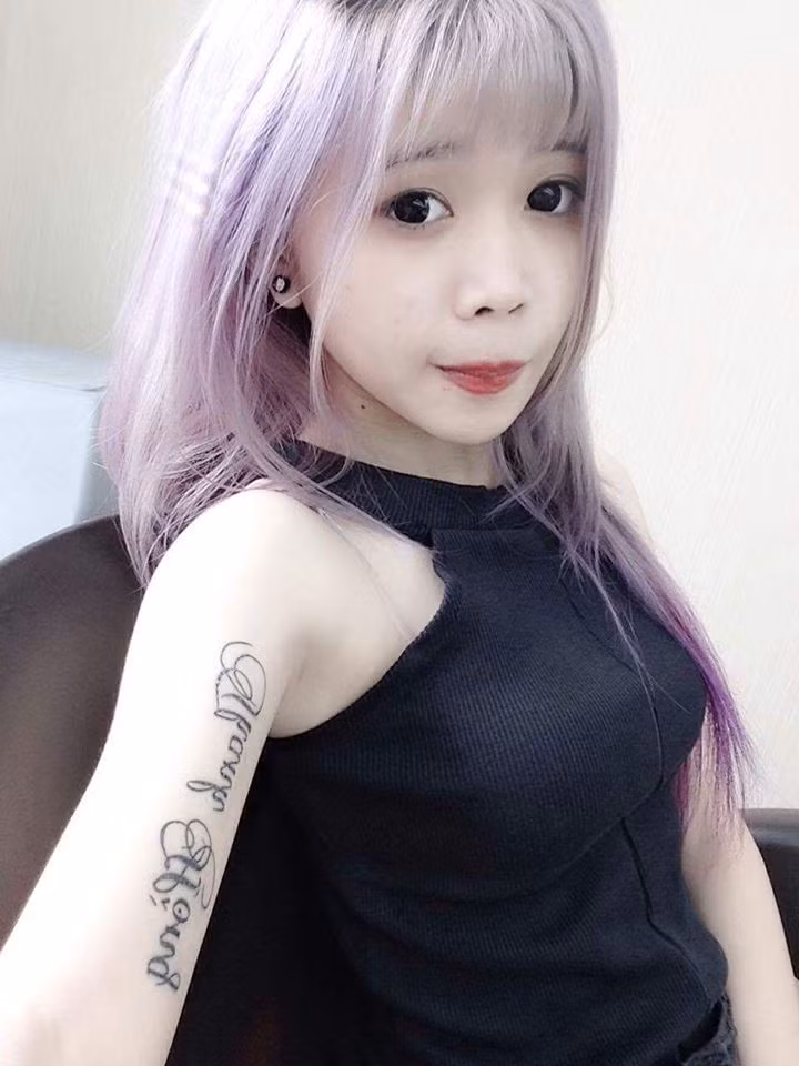 Dù ra đường, Thanh Hồng nhận được không ít lời bàn tán, chỉ trỏ và thời gian đầu, cô bạn cũng buồn bã và đã mất khá nhiều thời gian mới thích nghi được với những lời bình phẩm nhận xét về mình.