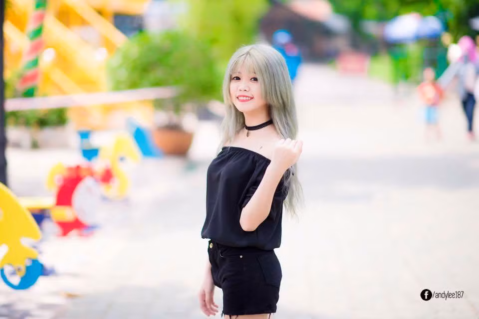 Dùng hóa chất tác động lên tóc sẽ ảnh hưởng tới trạng thái của tóc khá nhiều. Nhưng bởi yêu thích sự cá tính và vẻ độc lạ mà cô nàng xinh đẹp có nickname là Su đã liên tục thay đổi màu tóc của mình. Cũng chính vì vậy mà dân mạng đã đặt cho cô gái này biệt danh nữ sinh nghiện nhuộm tóc.