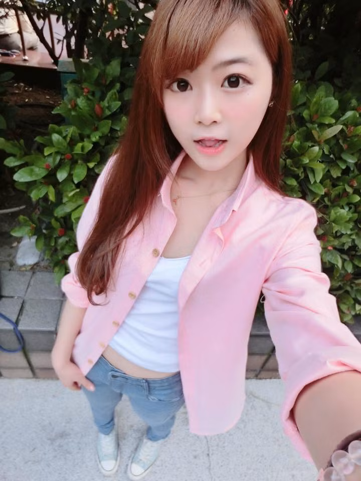 Sở hữu gương mặt xinh đẹp như búp bê cùng đôi mắt to tròn và làn da trắng hồng, Xu Weihan đã làm các anh em điêu đứng ngay sau bức ảnh chụp lén trong giờ làm việc của cô nàng được chia sẻ trên mạng xã hội.