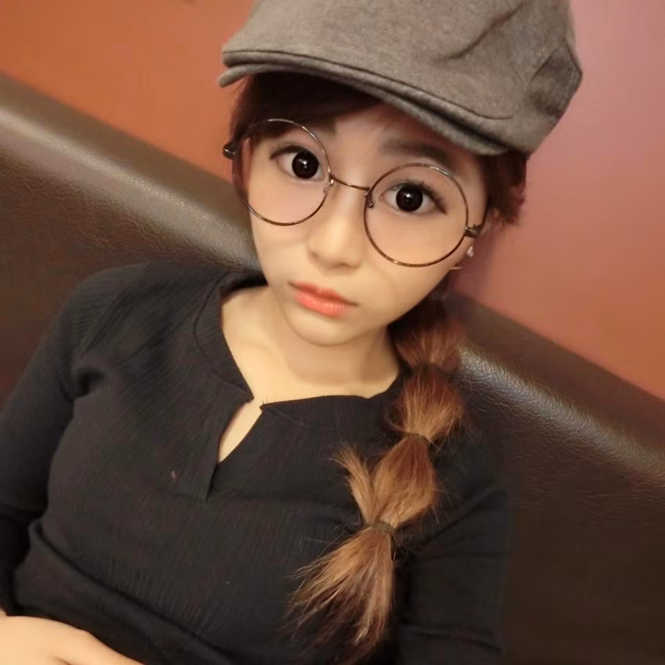 Nhờ có số người theo dõi khủng nên Xu Weihan liên tục được các nhãn hàng mời làm gương mặt đại diện và thêm vào đó, cô nàng này cũng tận dụng cơ hội để kinh doanh thêm một số mặt hàng online để kiếm thêm thu nhập.