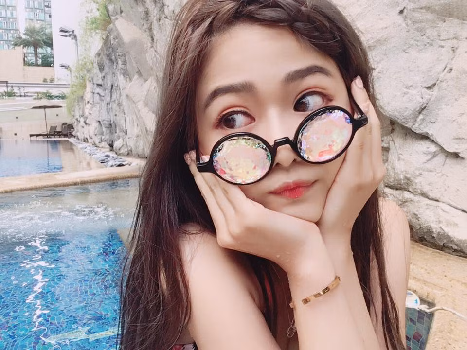 Đôi mặt tròn to dễ thương và làn da trắng hồng của nữ thần bán bánh người Đài Bắc khiến không ít người phải mê mệt.