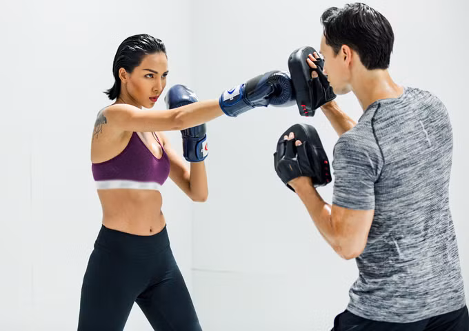  Kim Lý và Minh Triệu được mời làm mẫu thực hiện bộ ảnh cho một câu lạc bộ thể thao tại TP HCM.