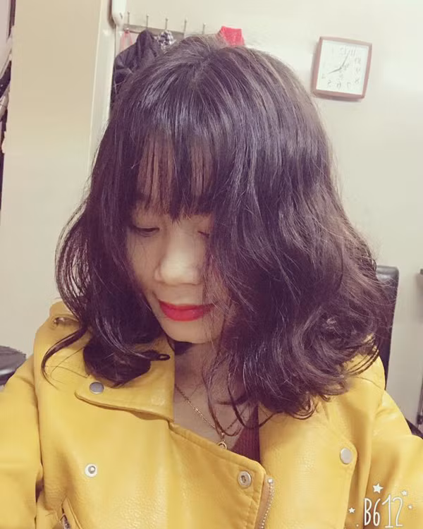 Cô bạn đã phải chịu đau, ngứa và rát để có được bộ mi dày dặn, cong vút đúng y như quảng cáo. Thế nhưng chưa đầy một tuần, mi ở chỗ nối đã rụng tơi tả. Mà đau đớn hơn khi mi giả kéo theo cả mi thật ra đi.