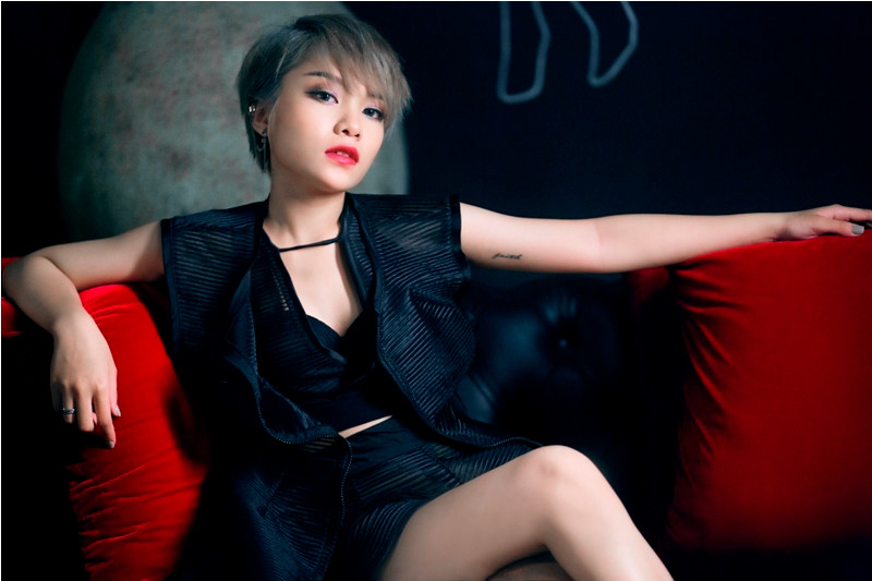 Bên cạnh đó, người đẹp cũng thừa nhận có can thiệp dao kéo để cải thiện một số nét trên gương mặt. Quán quân trẻ nhất The Voice cho biết: "Tôi vốn không phải là người quá quan trọng về ngoại hình. Tuy nhiên, đã có lúc phải nghe quá nhiều bình luận của mọi người, thúc giục tôi phải làm gì đó để lấy lại sự tự tin"