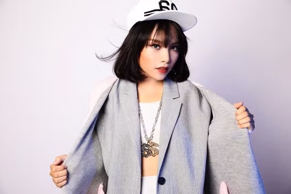 Đứng trước những câu nói về cách ăn mặc không phù hợp với lứa tuổi, Thảo My thẳng thắn trả lời: "Tôi nghĩ mình đang sống đúng với chính mình chứ không phải bị tác động bởi ý kiến của những người ngoài nữa".