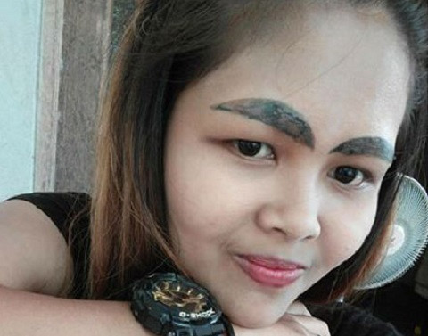 Còn chủ nhân những đôi lông mày này thì hẳn không dám ra ngoài đường dịp Tết.