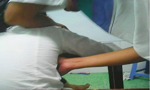 Hình ảnh thầy giáo luồn tay qua nách nữ sinh để chỉ bài đăng tải trên facebook. Ảnh: CA TP.HCM.