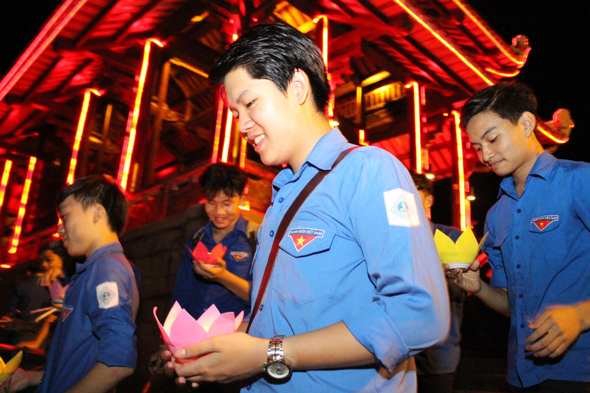 Từng cánh hoa đăng được các bạn trẻ Quảng Trị thành kính thả vào dòng Thạch Hãn uy linh gửi về các bậc tiền bối của mình.