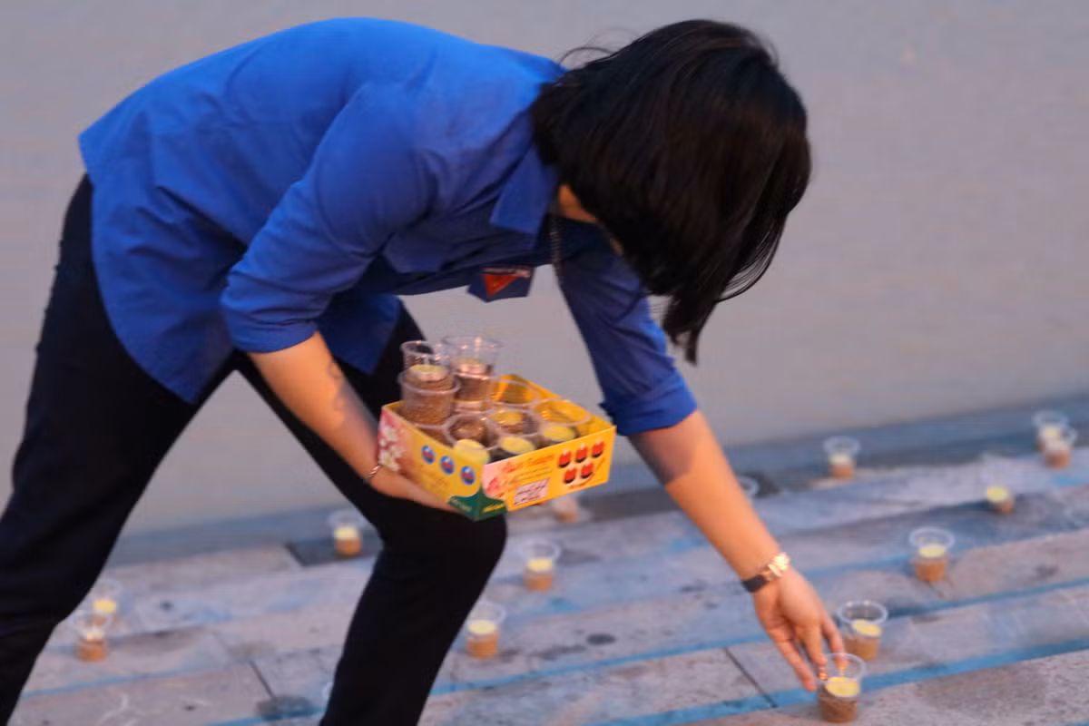 Hưởng ứng tháng hướng về các Anh hùng Thương binh - Liệt sĩ, giới trẻ Quảng Trị đã chung tay vào hành động thắp sáng hai nhà tưởng niệm của bờ Bắc và bờ Nam của sông Thạch Hãn nhằm tri ân các chiến sĩ đã nằm xuống để cho đất nước có ngày thống nhất.