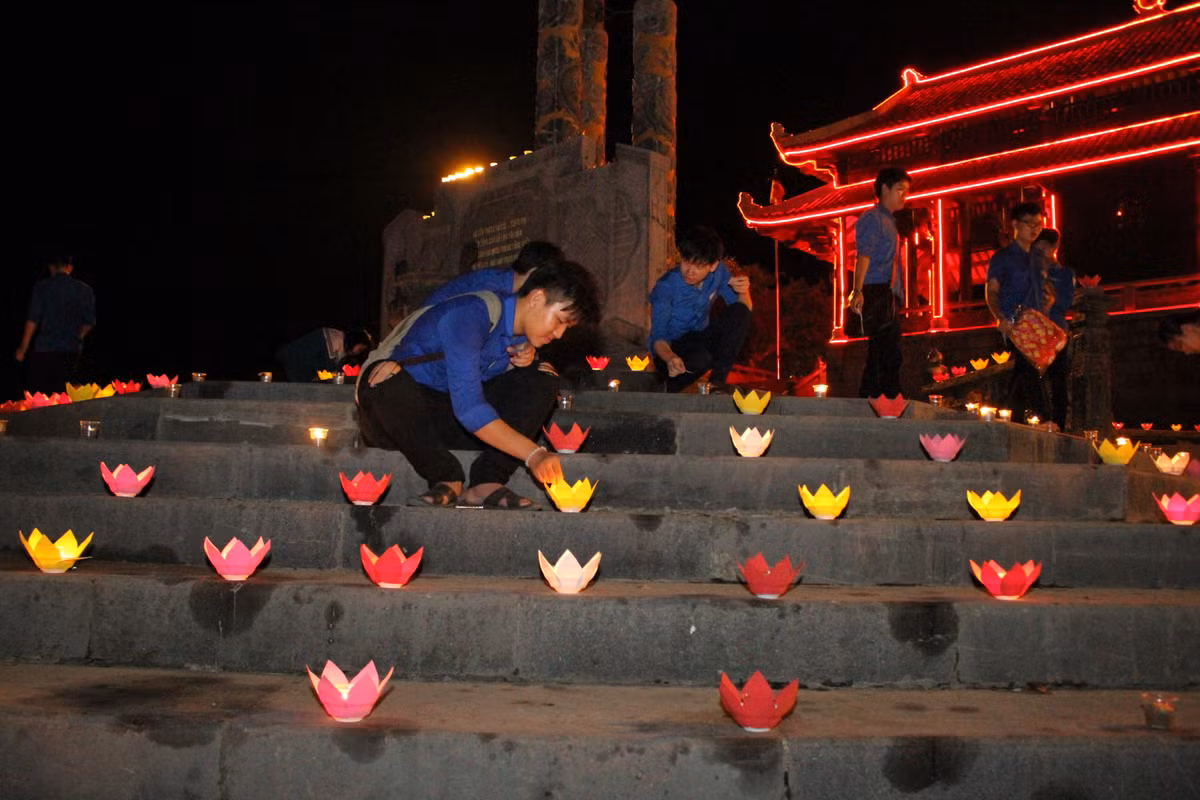 Các bạn thanh niên chỉnh sửa từng cánh hoa đăng rất cẩn thận để chuẩn bị cho màn thả đèn được lung linh nhất.