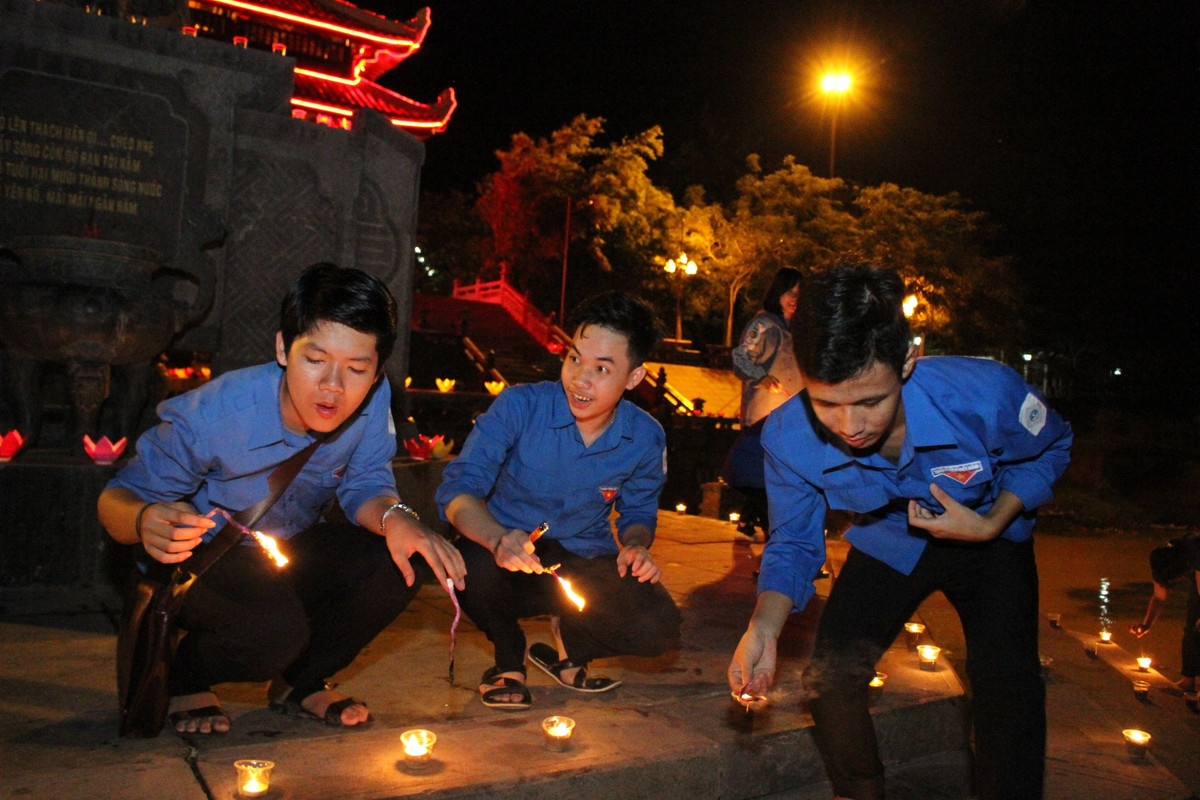 Từng cánh hoa đăng được các bạn trẻ chuẩn bị và chuyển tới địa điểm tập kết trước khi hiệu lệnh đôi bờ bừng sáng được phát đi.
